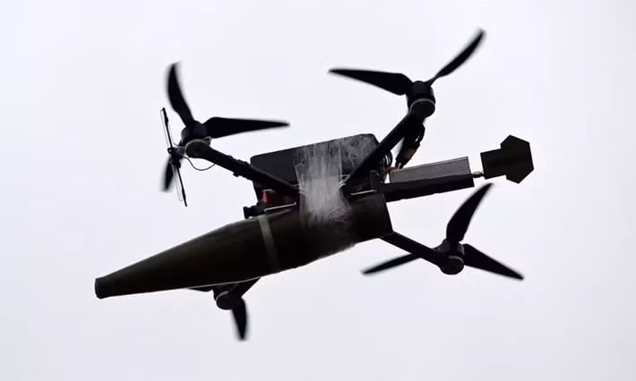 Về phần hai binh sĩ còn lại trong nhóm này, họ đã đột nhập được vào tòa nhà đầu tiên của cụm công nghiệp và trốn trong một căn phòng ở tầng trệt. Ba UAV sau đó bay vào qua cửa sổ, và hai chiếc đã trúng đích.