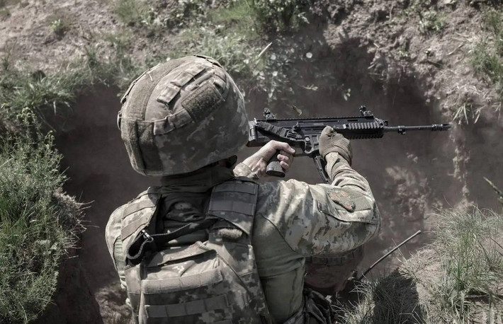 Chiến thuật này tuy giảm thương vong cho RFAF, nhưng lại làm chậm đáng kể tiến độ tiến công. Trên các cánh đồng ngô bên ngoài thành phố Pokrovsk, người ta thường thấy các nhóm nhỏ lính Nga di chuyển bí mật trong màn đêm.