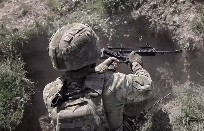 Chiến thuật này tuy giảm thương vong cho RFAF, nhưng lại làm chậm đáng kể tiến độ tiến công. Trên các cánh đồng ngô bên ngoài thành phố Pokrovsk, người ta thường thấy các nhóm nhỏ lính Nga di chuyển bí mật trong màn đêm.