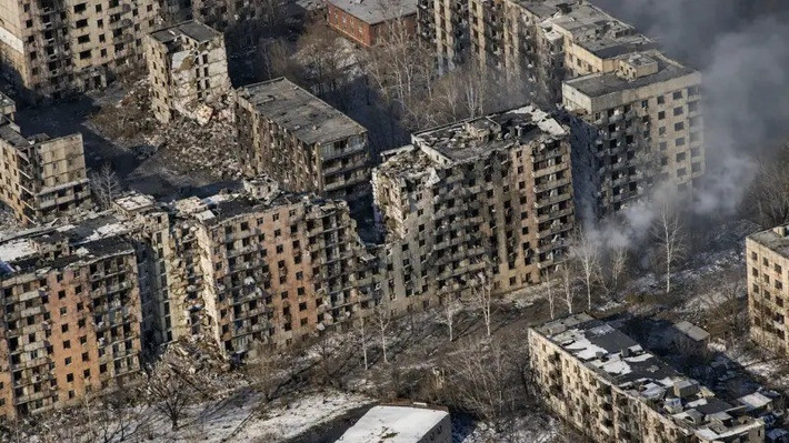 "Tuy nhiên, đối phương gặp phải những vấn đề hậu cần nghiêm trọng - UAV của lữ đoàn chúng tôi đã bay hơn 30km và tập kích sâu vào hậu phương của quân Nga", ông Pysarenko nói thêm. Tuy nhiên tình hình tại Myrnohrad, nơi lữ đoàn của ông đóng quân, vẫn khó khăn khi RFAF đang bao vây.