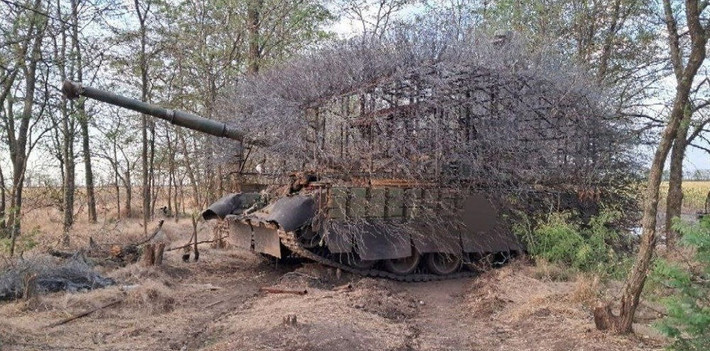 Mới đây, trên chiến trường Ukraine ở khu vực mặt trận trung tâm Donbass, phiên bản xe tăng thiết giáp kiểu "bồ công anh" của Nga đã xuất hiện. Các kỹ sư Nga đã rút những kinh nghiệm tổn thất đối với các phương tiện cơ giới từ UAV FPV, và biến những chiếc xe tăng sản xuất mới thành những "quái vật", với khả năng phòng hộ thụ động tốt hơn.