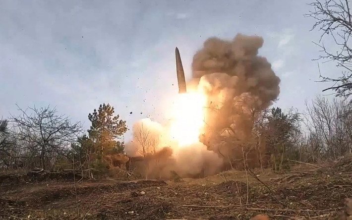 Ngày 21/1, một video tường thuật chiến trường do một phóng viên chiến trường người Nga công bố đã hé lộ sự tàn khốc của cuộc giao tranh trên chiến tuyến, khi Quân đội Nga (RFAF), đã phóng tên lửa đạn đạo chiến thuật Iskander, nhằm vào khu vực tập kết tiểu đoàn tên lửa AFU, gần Sazono-Balanivka, thuộc tỉnh Kharkiv.