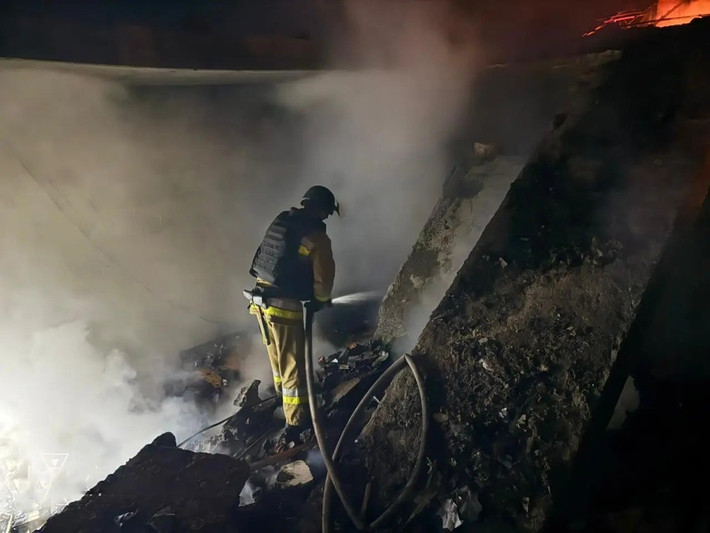 Tờ Kyiv Independent đưa tin, có ba đợt UAV tự sát Geranium, trong đó có cả UAV Geran-3 sử dụng động cơ phản lực. Một chi tiết quan trọng là hơn 20 UAV Geranium nhằm vào một mục tiêu duy nhất, cuối cùng dẫn đến một vụ cháy và nổ lớn. Điều này có thể cho thấy có thể các mục tiêu này là các kho vũ khí và đạn dược đã bị tấn công.