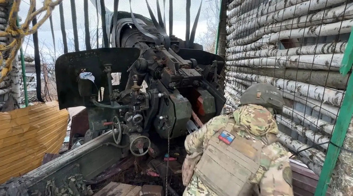 Các đơn vị xung kích của Cụm quân phía Nam Quân đội Nga tiếp tục tiến vào thành phố Kostiantynivka (Konstantinovka), và khu vực xung quanh ga tàu hỏa và xe điện ở phía nam thành phố đã nằm dưới sự kiểm soát của Quân đội Nga (RFAF). Các cuộc tiến công cũng đang diễn ra trong khu đô thị liền kề, với những trận đánh ác liệt, khi quân Ukraine cố gắng giữ vững vị trí. Cả hai bên đều sử dụng một số lượng lớn UAV.