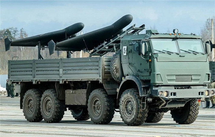 Các chuyên gia Ukraine kết luận rằng, người Nga đang liên tục cải tiến các vũ khí tấn công đường không có điều khiển giá rẻ của họ, thường xuyên cập nhật các tính năng mới. Theo họ, UAV Geran-2 và bom UMPB D-30SN tương đối rẻ, đã trở nên nguy hiểm hơn, mà Ukraine rất khó có thể đối phó. (nguồn ảnh Military Review, Kyiv Post, Defence Express, TASS).