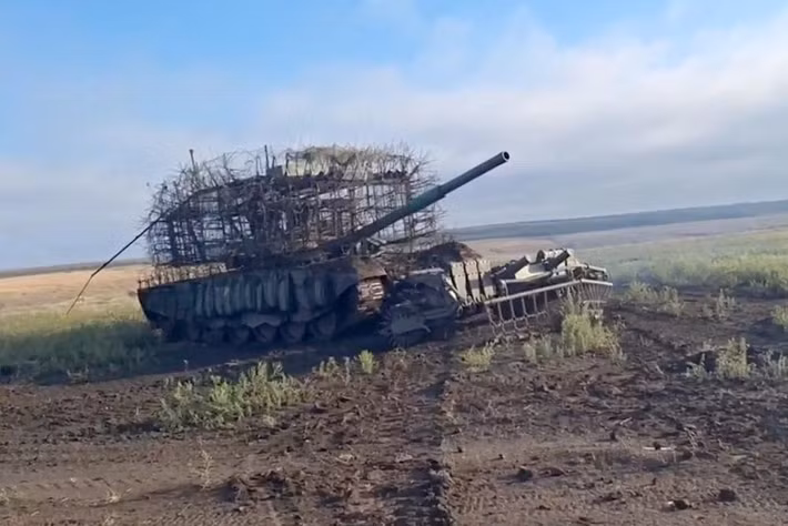 Còn trang tin NEWS.ru, dẫn lời bộ phận báo chí của Tập đoàn nhà nước Rostec (Nga), khẳng định xe tăng vẫn là lực lượng tấn công chủ lực trên chiến trường, "Trái với quan niệm phổ biến hiện nay, xe tăng vẫn giữ vai trò là phương tiện tấn công đột kích, tạo nên những bước đột phá trên chiến trường. Điều này được khẳng định qua nhiều trận đánh tại chiến trường Ukraine".