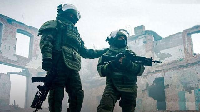 Theo các nguồn tin của Nga, tại một thành phố như ở Pokrovsk, với dân số trước chiến tranh là 60.000 người (hiện tại hầu hết cư dân đã di tản, chỉ còn lại rất ít), AFU và RFAF duy trì hàng trăm UAV tìm kiếm mục tiêu trên không gần như 24/24.