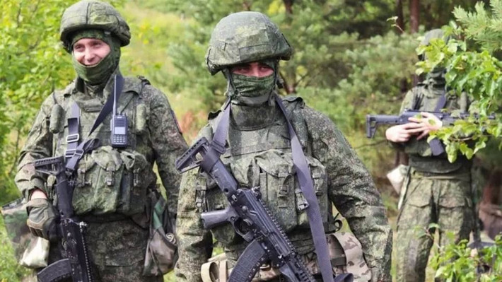 Về cơ bản, toàn bộ cuộc chiến diễn ra ở cấp độ chiến thuật. Đó là một nhóm tấn công gồm 3-5 người, băng qua thảo nguyên, nơi được gài mìn hoàn toàn, UAV bay trên đầu từ mọi hướng. Với tất cả những điều này, không thể đứng dậy khỏi ghế, chứ đừng nói đến việc tấn công, ông Rogozin chỉ ra.