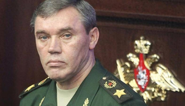 Gần đây, Tổng Tham mưu trưởng quân đội Nga, Đại tướng Valery Gerasimov, đã đích thân thị sát quân đội Nga (RFAF) đang chiến đấu tại mặt trận Donetsk. Giữa những chiến hào và xe bọc thép, ông tuyên bố với binh lính rằng, RFAF đang duy trì thế tấn công trên hầu hết mọi hướng chiến trường.