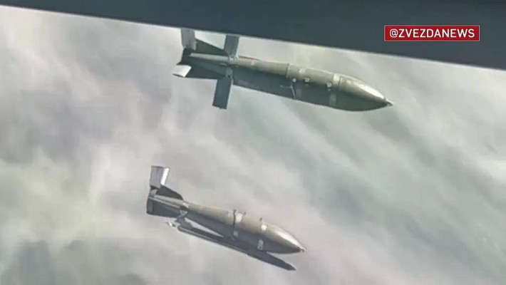 Nguồn tin từ phía Ukraine lần đầu tiên đề cập về việc Lực lượng Không quân Vũ trụ Nga, sử dụng loại bom dẫn đường lắp động cơ phản lực mới, vào tháng 10 năm ngoái. Loại vũ khí mới này, đã được sử dụng để tấn công các mục tiêu ở các vùng Mykolaiv, Odesa, Dnipropetrovsk và Poltava, nằm cách tiền tuyến 150-170 km và cách điểm thả bom khoảng 200 km.