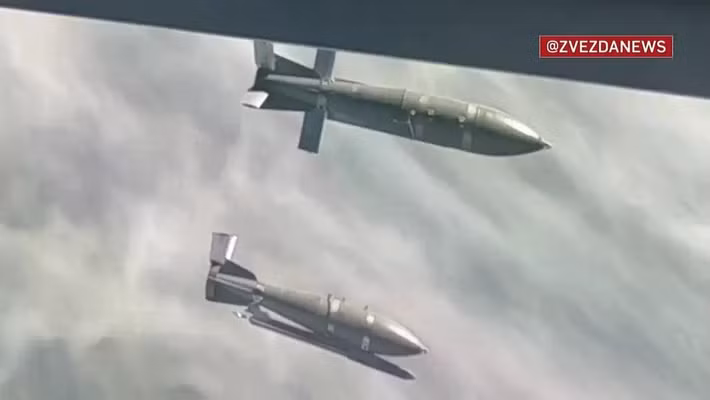 Nguồn tin từ phía Ukraine lần đầu tiên đề cập về việc Lực lượng Không quân Vũ trụ Nga, sử dụng loại bom dẫn đường lắp động cơ phản lực mới, vào tháng 10 năm ngoái. Loại vũ khí mới này, đã được sử dụng để tấn công các mục tiêu ở các vùng Mykolaiv, Odesa, Dnipropetrovsk và Poltava, nằm cách tiền tuyến 150-170 km và cách điểm thả bom khoảng 200 km.