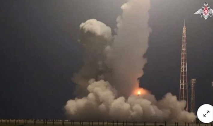 Tên lửa Oreshnik đặt ra mối đe dọa đáng kể đối với phương Tây. Ban đầu, do ràng buộc của Hiệp ước Lực lượng Hạt nhân Tầm trung (INF), Nga thiếu tên lửa đạn đạo tầm trung; điều đó có nghĩa là Moskva không có tên lửa đạn đạo nào có khả năng tấn công châu Âu.