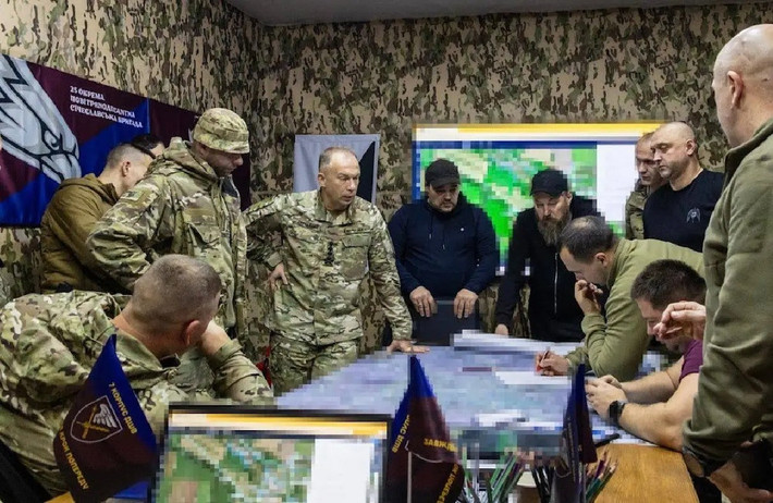 Tướng Syrskyi vẫn tiếp tục khẳng định, Pokrovsk không bị bao vây và lực lượng Ukraine vẫn đang tiến hành các hoạt động nhằm "tiêu diệt lực lượng biệt kích Nga". Tuy nhiên, tuyên bố này rõ ràng trái ngược với tình hình thực tế và làm trầm trọng thêm sự bất mãn trong nội bộ Ukraine.