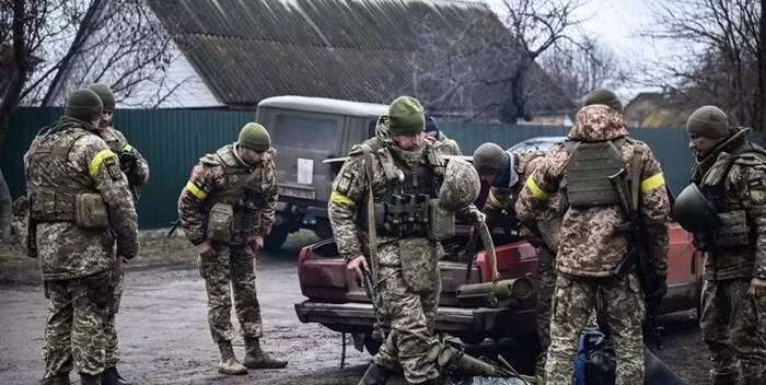 Kovalenko cũng lưu ý rằng, bất chấp thiệt hại do các cuộc tấn công quân sự của Nga gây ra, các doanh nghiệp công nghiệp quốc phòng Ukraine vẫn bị phạt và truy tố vì làm gián đoạn nguồn cung; điều này chắc chắn sẽ làm trầm trọng thêm nguồn cung vũ khí cho chiến trường.