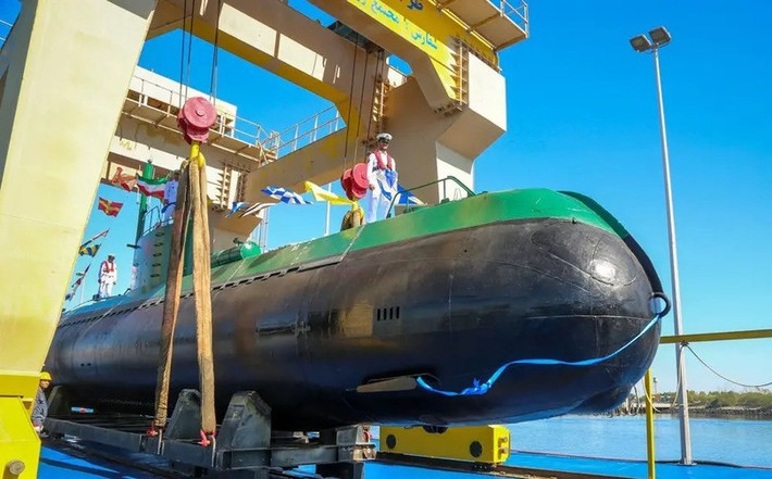 Tờ Guardian cho rằng, dưới sự giám sát chặt chẽ của Hải quân Mỹ, Iran có thể cần đến tàu ngầm và xuồng cao tốc nhỏ để bí mật rải thủy lôi nhằm phong tỏa eo biển Hormuz. Mặc dù "Iran có thể sử dụng hỏa lực chống hạm từ bờ biển, xuồng cao tốc nhỏ và máy bay không người lái để hỗ trợ hoạt động rải thủy lôi, nhưng nước này vẫn có thể dễ bị tấn công từ phía Mỹ", Guardian nhận định.