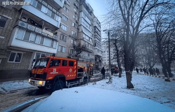 Tình hình ở quận Desnyansky phía đông bắc Kiev còn tồi tệ hơn. Trong các tòa nhà cao tầng mười hoặc hai mươi tầng, cống rãnh đóng băng cứng ngắc, khiến ngay cả việc đi vệ sinh cũng trở nên khó khăn. Lãnh đạo quận đề nghị người dân đào hố để chôn chất thải hoặc dùng cát vệ sinh giống như cho mèo, như một biện pháp khẩn cấp.