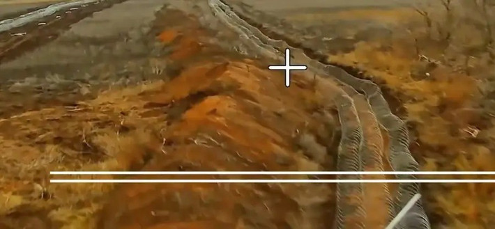 Trên đường tiếp cận các công sự của quân Ukraine, các đơn vị của Lữ đoàn bộ binh cơ giới Cận vệ 37 RFAF, đã dũng cảm vượt qua các chướng ngại vật như hào chống tăng, hàng rào thép gai có gài thêm mìn và hàng rào thường, hệ thống "răng rồng"; nhằm gây trở ngại cho bộ binh và phương tiện cơ giới.