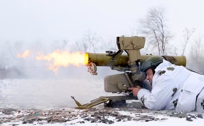 Làng Primorskoy nằm trên bờ nam sông Konka, có các khu vực trống trải khó tiếp cận trên tiền tuyến, như các hồ chứa bỏ hoang bị lau sậy mọc um tùm và vùng cao nguyên phía đông, đóng vai trò như những rào cản tự nhiên, làm tăng đáng kể độ khó khăn cho cuộc tấn công của Nga.