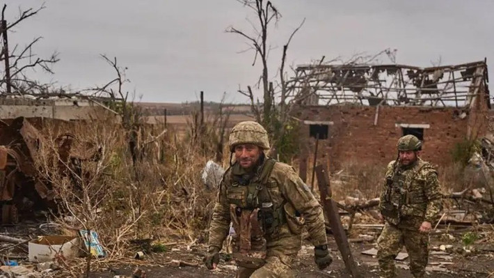 Còn một số kênh Telegram của Ukraine, khi bình luận về tình hình Huliaipole, cũng đã viết rằng AFU khó có thể giữ được phần thành phố nằm ở phía đông sông Gaichur. Hơn nữa, nếu mất phần phía đông Huliaipole, AFU khó có thể giữ được các khu phố phía tây, vì RFAF ở phía nam Huliaipole, nằm ở bờ phải sông Gaichur, khiến tuyến phòng thủ của AFU dọc theo con sông này phần lớn trở nên vô nghĩa. (nguồn ảnh Military Review, Ukrinform, Kyiv Post).