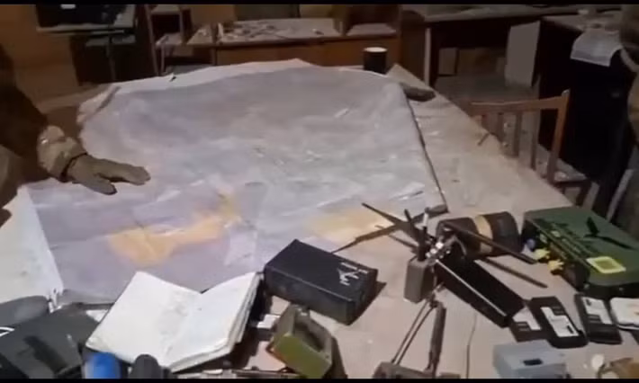 Tuy nhiên, sau các cuộc tấn công bằng UAV FPV của RFAF, sở chỉ huy Lữ đoàn 106 không thể truy cập internet, khiến các sĩ quan còn lại ở đó không biết chuyện gì đang xảy ra trên chiến trường. Nhưng khi nhìn thấy 3 lính Nga thọc sâu vào ngay gần tầng hầm, chỉ huy Lữ đoàn 106 quyết định tháo chạy.