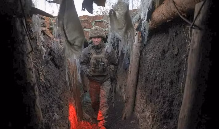 Lo ngại mặt trận Pokrovsk thất thủ, dẫn đến sự sụp đổ dây chuyền, Đại tá Kovalenko, chỉ huy Lữ đoàn bộ binh cơ giới 54 AFU, đã tuyên bố thẳng thừng trong bài phát biểu động viên trước trận chiến đấu: "Phía sau chúng ta là toàn bộ mặt trận phía đông; lùi một bước đồng nghĩa với việc Kiev sụp đổ".