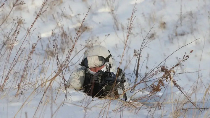 Mặc dù Cụm quân phía Nam RFAF đã bao vây thành phố Konstantinovka, nhưng giá trị chiến lược của nó tương đối thấp, do địa hình không thuận lợi, mặc dù diện tích lớn hơn Chasov Yar nhiều lần. Hiện tại, Cụm quân phía Nam đã kiểm soát gần một nửa lãnh thổ của thành phố này, nhưng tầm quan trọng của nó kém xa so với Myrnohrad nhỏ hơn.