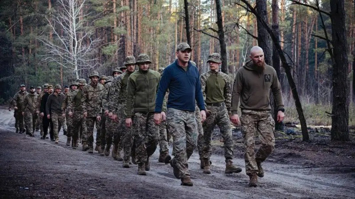 Mặc dù vòng vây về phía Pokrovsk đang dần thu hẹp, tuy nhiên kênh Deep State, có quan hệ với cơ quan Tình báo quân đội Ukraine (GRU), công khai tuyên bố lực lượng đặc nhiệm của họ đang hoạt động tại Pokrovsk, sau khi đổ bộ từ trực thăng đã chiếm giữ các vị trí và được cho là đã "dọn sạch một hành lang trên bộ", sau đó quân tiếp viện đã đến.