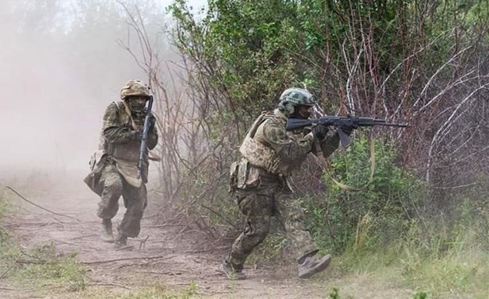 Trong khi đó, binh sĩ Ukraine ở nhiều mặt trận cho biết, họ cảm thấy áp lực từ khả năng sản xuất hàng loạt UAV của Nga. Pokrovsk vẫn chịu áp lực hàng ngày, nhưng việc Ukraine sử dụng hiệu quả các hệ thống không người lái đã hạn chế khả năng tiến công của Nga.