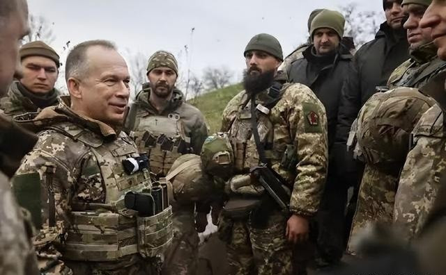 Truyền thông Ukraine cho biết, Tổng Tư lệnh AFU, tướng Sirsky đã đến trụ sở của Quân đoàn 7 đang đảm nhiệm bảo vệ thành phố Pokrovsk và đích thân chỉ đạo cuộc phản công nhằm giải vây cho hơn 5.000 quân Ukraine đang bị bao vây.