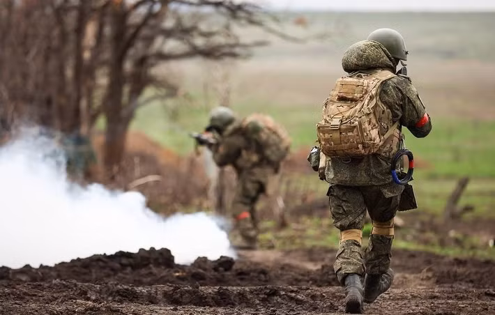 Theo ông Bekrenev, do tốc độ RFAF tấn công quá nhanh, AFU không thể xây dựng được hệ thống phòng thủ vững chắc hơn, và do đó buộc phải liên tục rút lui, chịu tổn thất. Trong khi đó, chính quyền đã bỏ bê xây dựng các tuyến phòng thủ mới, vì tin rằng quân đội Nga sẽ không thể tiến đến được điểm này. (nguồn ảnh Military Review, Ukrinform, Sputnik).