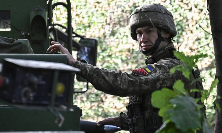 Điều kiện duy nhất giữ cho những chiến hào này đến nay không bị đổ vỡ chính là số lượng lớn pháo binh và UAV FPV của AFU. Các bản đồ được công bố cũng cho thấy cái gọi là tuyến phòng thủ cuối cùng, cách Pokrovsk 30 km về phía tây, được đánh dấu màu vàng. Kiev tuyên bố rằng, việc xây dựng tuyến phòng thủ này đã hoàn tất.