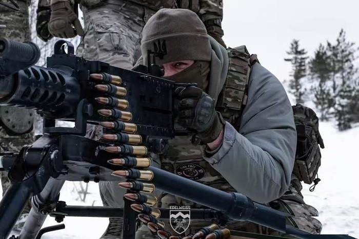 Trong khi các cuộc tấn công của Nga đã mở rộng từ cấp độ quân sự đến cấp độ ý chí, trong khi ý chí kháng cự của Ukraine đang dần bị xói mòn bởi thực tế khó khăn và sự lệch lạc trong niềm tin của họ. Tóm lại, kết quả của chiến tranh hiện đại không chỉ nằm ở phạm vi hỏa lực pháo binh mà còn ở chiều sâu của cuộc đấu tranh ý chí.