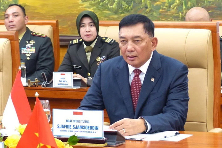 Ngay khi dư luận Trung Quốc đang “reo hò”, vì vũ khí sản xuất trong nước của họ đã có thể "vươn ra toàn cầu", thì một câu nói của Bộ trưởng Quốc phòng Indonesia, ông Sjafrie Sjamsoeddin, đã dội gáo nước lạnh vào “cơn sốt” mua sắm này khi phát biểu trước truyền thông Indonesia và quốc tế: “Chúng tôi vẫn đang xem xét các chiến đấu cơ tại nhiều quốc gia khác nhau. Là một đất nước tự do và năng động, chúng tôi đang tìm hiểu khắp mọi nơi”.