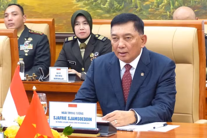 Ngay khi dư luận Trung Quốc đang “reo hò”, vì vũ khí sản xuất trong nước của họ đã có thể "vươn ra toàn cầu", thì một câu nói của Bộ trưởng Quốc phòng Indonesia, ông Sjafrie Sjamsoeddin, đã dội gáo nước lạnh vào “cơn sốt” mua sắm này khi phát biểu trước truyền thông Indonesia và quốc tế: “Chúng tôi vẫn đang xem xét các chiến đấu cơ tại nhiều quốc gia khác nhau. Là một đất nước tự do và năng động, chúng tôi đang tìm hiểu khắp mọi nơi”.