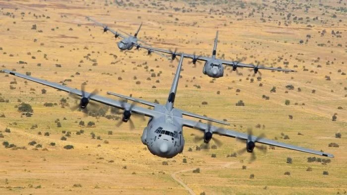 Tên lửa thứ hai rơi xuống khu nhà chứa máy bay phía nam đường băng, khu vực bảo dưỡng và sửa chữa máy bay; tỷ lệ thành công ở đó phụ thuộc vào may rủi. Lần này, người Iran đã may mắn, làm hư hại ít nhất hai máy bay thuộc dòng C-130; không rõ liệu đó là phiên bản vận tải cơ bản C-130J hay phiên bản EC-130H tác chiến điện tử như tin đồn?