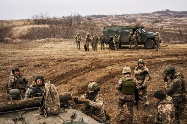 Tiếp theo, Nga được một nhượng bộ: Ukraine sẽ không gia nhập NATO, và điều này đã được ghi nhận trong hiến pháp của nước này. NATO cũng tuyên bố rõ ràng trong hiến chương rằng họ sẽ không bao giờ kết nạp thêm bất kỳ thành viên NATO nào nữa. Hơn nữa, NATO sẽ không bao giờ đóng quân tại Ukraine.