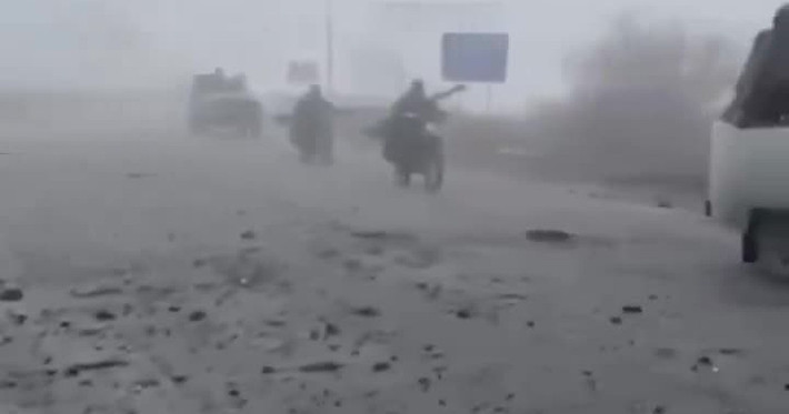 Ngày 10/11, sương mù dày đặc buông xuống, tạo ra lớp vỏ bọc tự nhiên cho các hoạt động của RFAF. Như những con thú ẩn mình trong sương mù, 150.000 quân Nga lặng lẽ bao vây Pokrovsk. Các đơn vị lớn tiến quân một cách bí mật vào các quận phía tây do lực lượng Ukraine kiểm soát, những động thái nhanh chóng của họ dưới màn sương mù, khiến quân Ukraine không kịp trở tay.