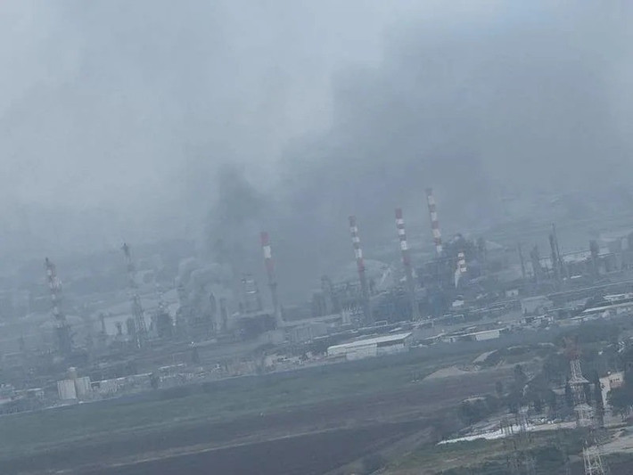 Điều đáng chú ý là nhà máy lọc dầu Haifa sản xuất khoảng 60% nhiên liệu diesel và 50% xăng của Israel, chế biến khoảng 197.000 thùng dầu mỗi ngày. Nhà máy chủ yếu cung cấp cho quân đội Israel. Ngoài nhiên liệu, nhà máy còn sản xuất polyolefin (được sử dụng để sản xuất ống nhựa, bao bì, v.v.) và các hợp chất thơm.