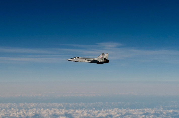 Theo người phát ngôn của khối NATO Allison Hart, máy bay chiến đấu MiG-31 của Nga đã xâm phạm không phận Estonia và Ba Lan và bay trong hơn 12 phút. Không quân Italy, Thụy Điển và Đức hỗ trợ, bao gồm các máy bay chiến đấu F-35, Typhoon và JAS-39CD, đã cất cánh để đánh chặn chúng.