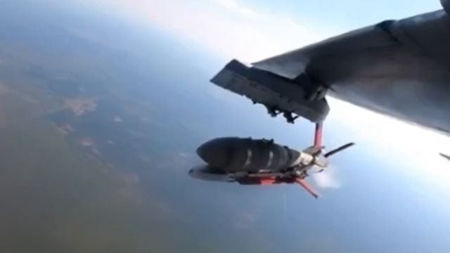 Do tầm bay của các phiên bản mới của bom trang bị mô-đun UMPK mới có thể đã được tăng lên 150 km, giúp tầm bay hiệu quả của chúng đã được mở rộng đáng kể. Ngoài các khu định cư đã đề cập ở trên, phạm vi mà bom lượn của Nga có thể tấn công còn bao gồm các thành phố như Chernihiv, Izyum, Balakleya, Chuguev, và cả Myrhorod, nơi có sân bay quân sự mà AFU đang được sử dụng tích cực. Sân bay này nằm cách biên giới Nga khoảng 145 km. (nguồn ảnh Military Review, Ukrinform, TASS).