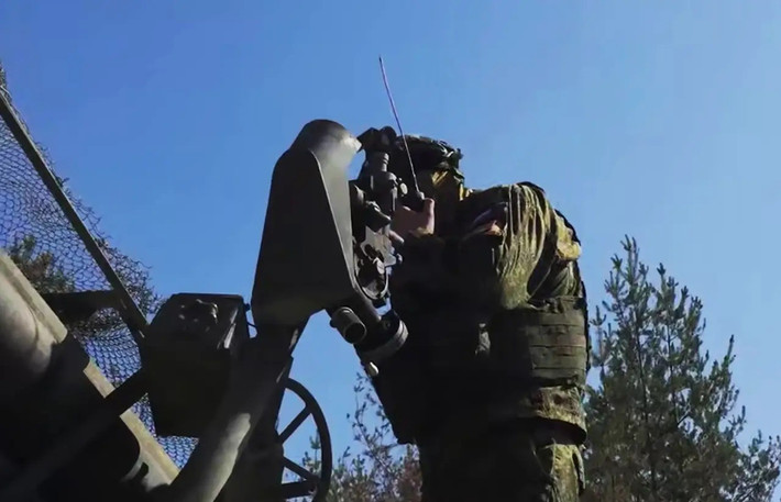 Ngoài ra, trên lãnh thổ vùng Dnepropetrovsk, các khẩu đội pháo phản lực phóng loạt Uragan của RFAF, đã phá hủy hầm hào, trận địa pháo binh súng cối và quân Ukraine ở khu vực làng Kalynivske, nằm ngay phía tây bắc Novomykolaivka. Trong khi đó, làng Berezove, phía bắc Novomykolaivka, cũng đang bị quân Nga tấn công.