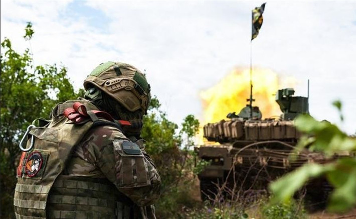 Trong khi đó, quân Nga được điều động quân từ Sumy, Kherson và các mặt trận khác, đều hướng về Pokrovsk, tập trung lực lượng vượt trội (gấp khoảng ba lần sức mạnh phòng thủ của Ukraine) để mở màn trận chiến quyết định giành Pokrovsk. Truyền thông Nga đưa tin rằng tất cả các hướng của Pokrovsk đều có bộ binh hải quân Nga (tương đương với Thủy quân Lục chiến).