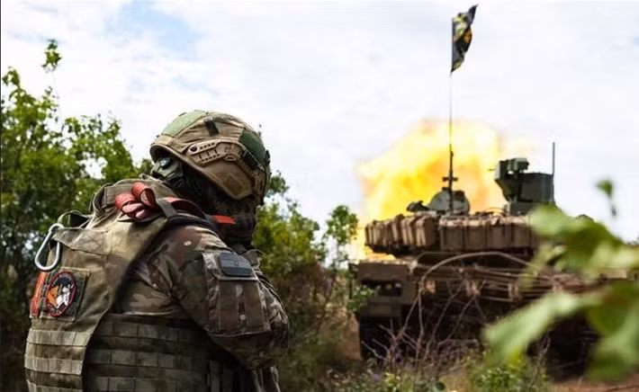 Trong khi đó, quân Nga được điều động quân từ Sumy, Kherson và các mặt trận khác, đều hướng về Pokrovsk, tập trung lực lượng vượt trội (gấp khoảng ba lần sức mạnh phòng thủ của Ukraine) để mở màn trận chiến quyết định giành Pokrovsk. Truyền thông Nga đưa tin rằng tất cả các hướng của Pokrovsk đều có bộ binh hải quân Nga (tương đương với Thủy quân Lục chiến).