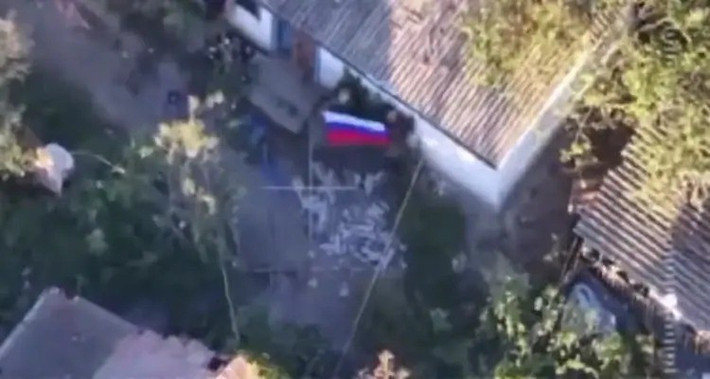 Trang Military Review đưa tin, cờ Nga đã được kéo lên tại thị trấn Novonikolaevka thuộc tỉnh Dnipropetrovsk miền Trung Ukraine, nơi được quân đội Nga (RFAF) vừa giành quyền kiểm soát. Làng Novomykolaivka nằm cách Ternove, nơi RFAF đã chiếm được trước đó khoảng 4 km về phía tây nam.