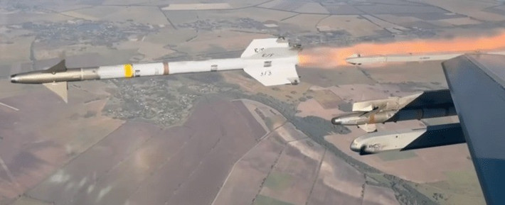 Theo các nhà phân tích, việc F-16 của Ukraine bị tên lửa Nga bắn hạ không có gì là quá lạ lẫm. Tuy nhiên, khác với các loại xe tăng hay pháo binh, F-16 ít bị thiệt hại ở chiến trường hơn; lý do là vì Ukraine chủ yếu sử dụng F-16 ở tuyến sau, làm nhiệm vụ phòng không, bắn hạ UAV và tên lửa hành trình của Nga.