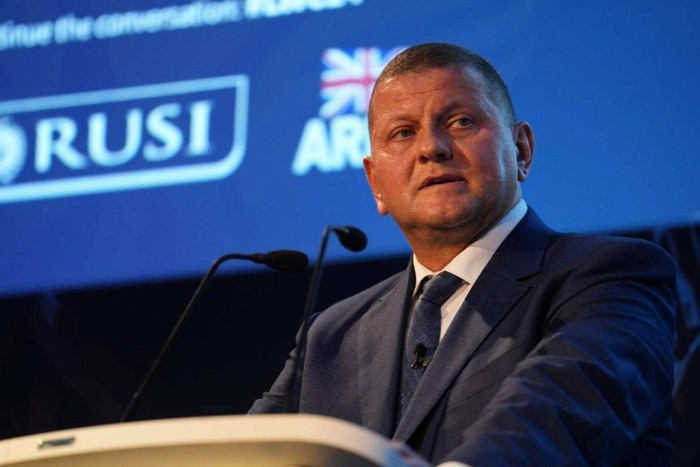 Ông Zaluzhnyi tin rằng, việc quyết tâm giữ vững vị trí mà không có lợi thế nào là một sai lầm; ông cho rằng "một cuộc rút lui có trật tự có thể cứu sống nhiều người và có ý nghĩa hơn một cuộc tháo chạy hỗn loạn". Sự bất đồng giữa hai quan chức quân sự cấp cao, không chỉ ảnh hưởng đến hiệu quả chỉ huy chiến trường, mà còn đẩy AFU vào tình thế khó khăn hơn.