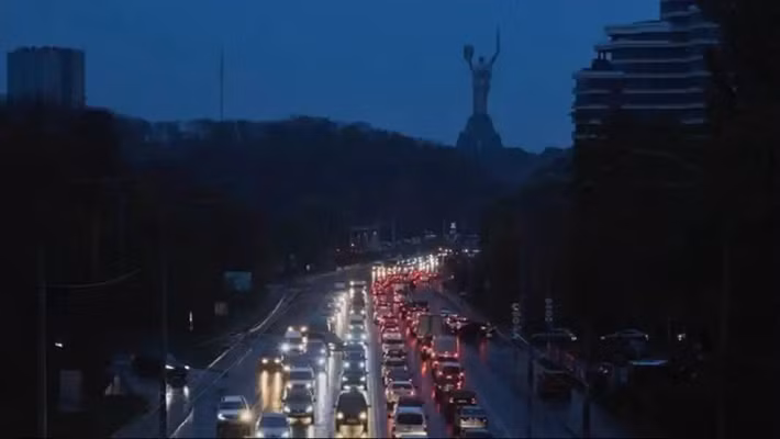 Theo tờ báo The Times của Anh, các cuộc không kích có chủ đích liên tục của Nga đã đẩy Ukraine vào cuộc khủng hoảng kép về giá rét và bóng tối. Tại Kiev, thủ đô của Ukraine, một thảm họa nhân đạo đang diễn ra. Chỉ riêng trong tháng Giêng, đã có tới 600.000 người phải rời khỏi thành phố từng được coi là thịnh vượng nhất thời Liên Xô này.