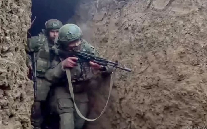 Các nguồn tin của Ukraine cũng cáo buộc Bộ Tổng tham mưu AFU, và trực tiếp là Tổng Tư lệnh AFU, tướng Syrsky đã không tính đến kinh nghiệm của cả Avdiivka lẫn Sudzha, khi RFAF đã tận dụng tối đa các đường cống ngầm, ống dẫn khí để đột nhập vào phía sau tuyến phòng thủ của AFU.