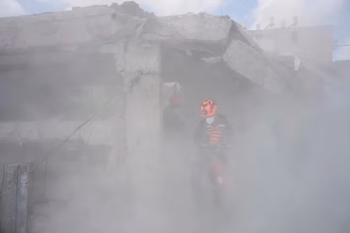 Về mặt địa lý, Dimona không chỉ đơn thuần là một thị trấn phía nam; nó còn ẩn chứa một "bí mật" mà thế giới vẫn giữ kín: "Trung tâm nghiên cứu hạt nhân Negev". Vì lý do này, Israel luôn quen với việc sử dụng "sự mơ hồ hạt nhân", để tự nhốt mình trong một vòng vây chặt chẽ.