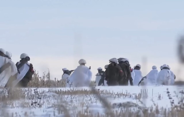 Thứ sáu: Không sử dụng đạn vạch đường để tránh lộ vị trí và giữ cho vũ khí được khô ráo. Thứ bảy: Trong khi duy trì một đội chiến đấu gồm 2-3 người trong các hoạt động chiến đấu, các phân đội phải nằm trong phạm vi chỉ huy hiệu quả của cấp trên. Và cuối cùng là luôn cảnh giác với các mối đe dọa từ UAV và lính bắn tỉa đối với chỉ huy và người điều khiển vũ khí hạng nặng.